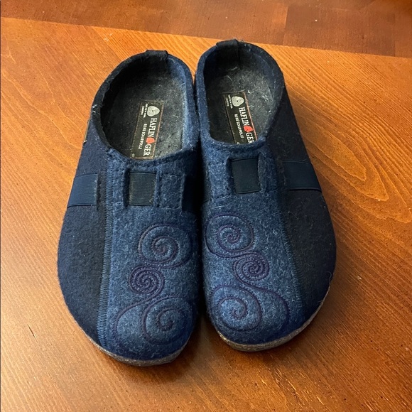 Haflinger Shoes - NWOT Haflinger Magic Wool Felt clog slippers 40 navy blue 100% wool
